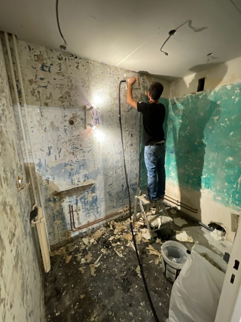 Technicien en chantier de rénovation de salle de bain