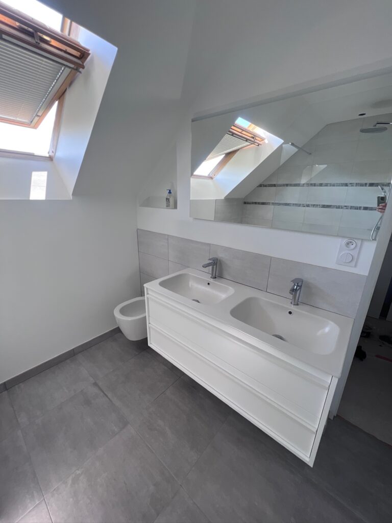Salle de bain blanche avec double vasque
