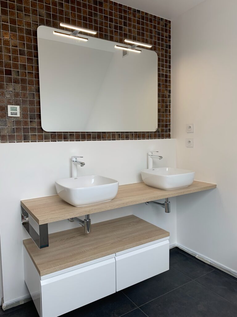 Double vasque dans une salle de bain rénovée