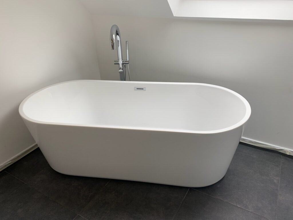 Baignoire îlot dans une salle de bain rénovée en Essonne