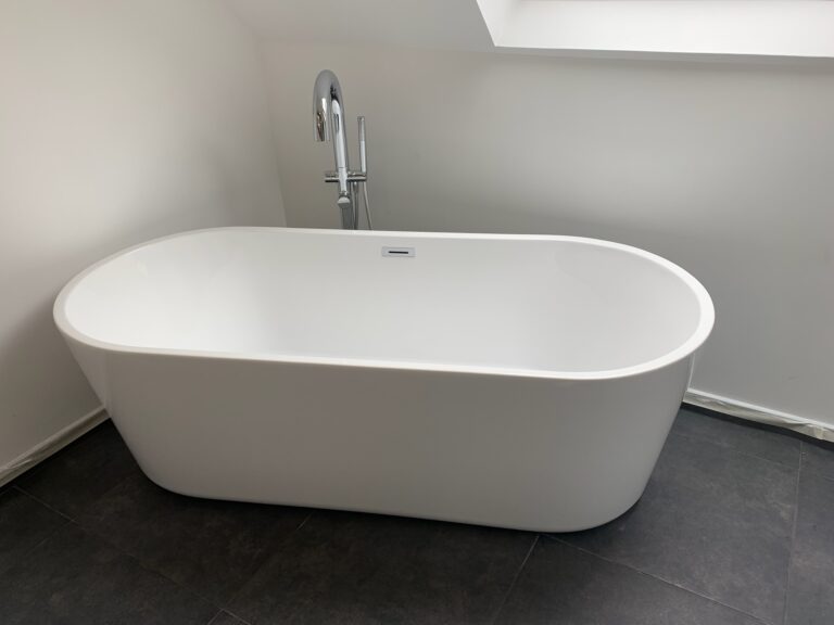 Baignoire îlot dans une salle de bain rénovée en Essonne
