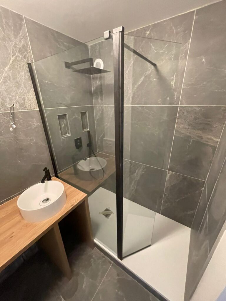 Douche à l’italienne avec paroi vitrée