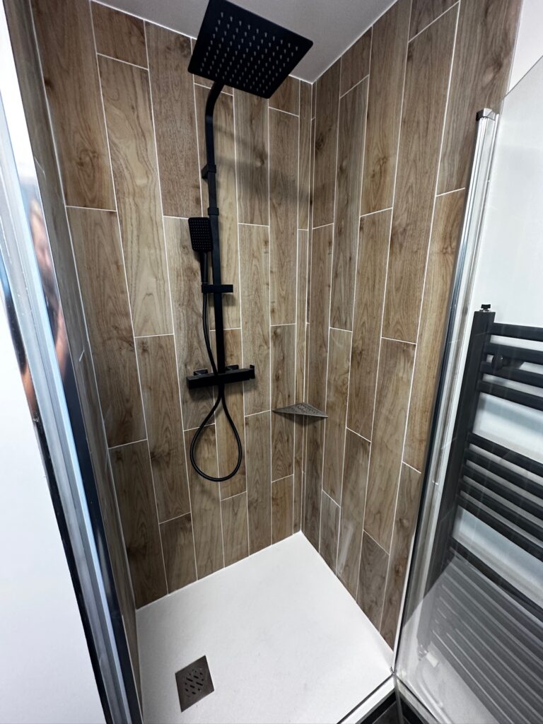 Paroi de douche et carrelage effet bois