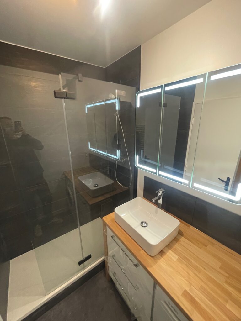 Vasque et miroir LED dans une salle de bain clé en main