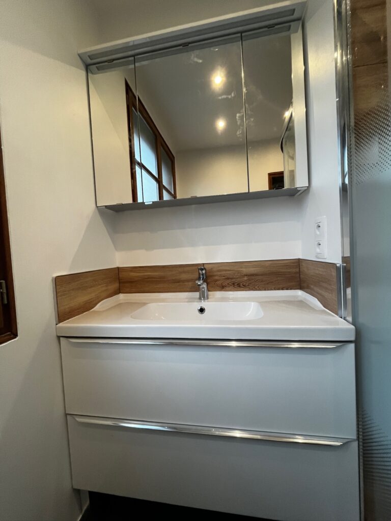 Meuble vasque blanc posé lors d’une rénovation de salle de bain