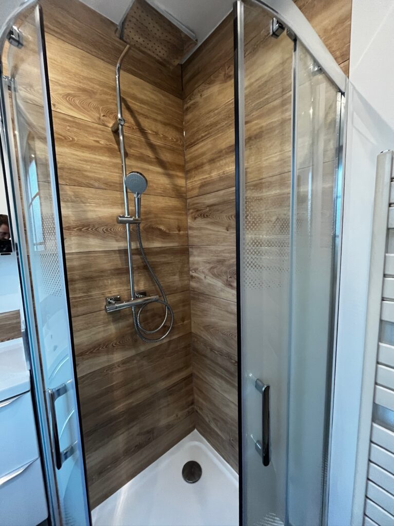 Douche à l’italienne carrelage effet bois
