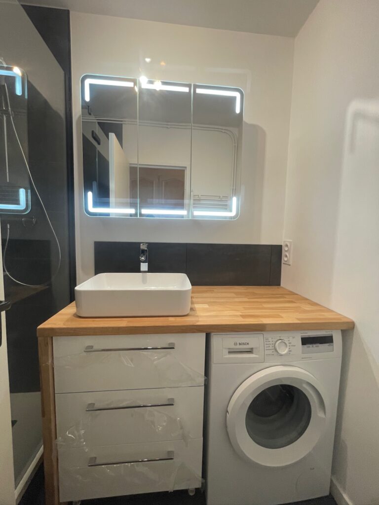 Meuble vasque au-dessus du lave-linge, optimisation d’une petite salle de bain