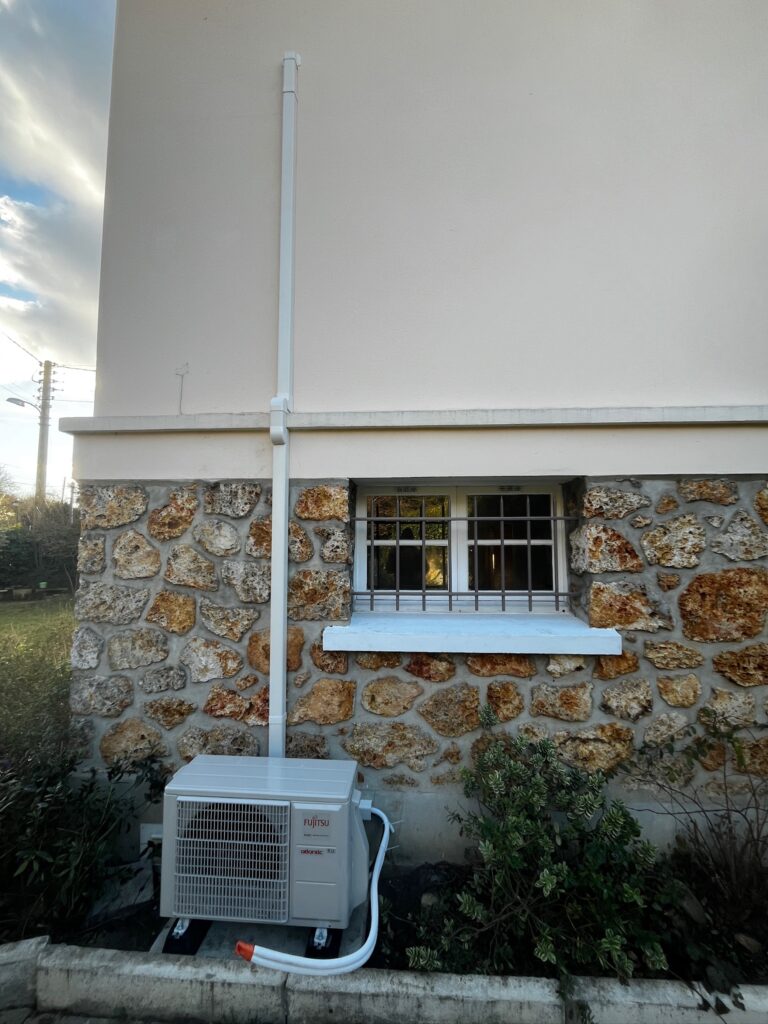 Pompe à chaleur installée sur une maison en pierre