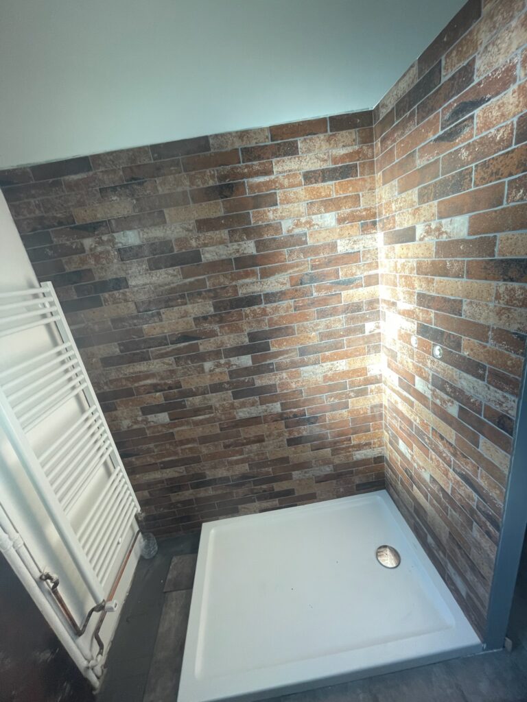 Mur rénové avec faïence effet pierre