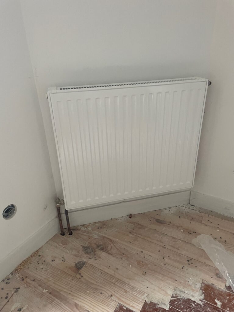 Radiateur installé sur mur neuf