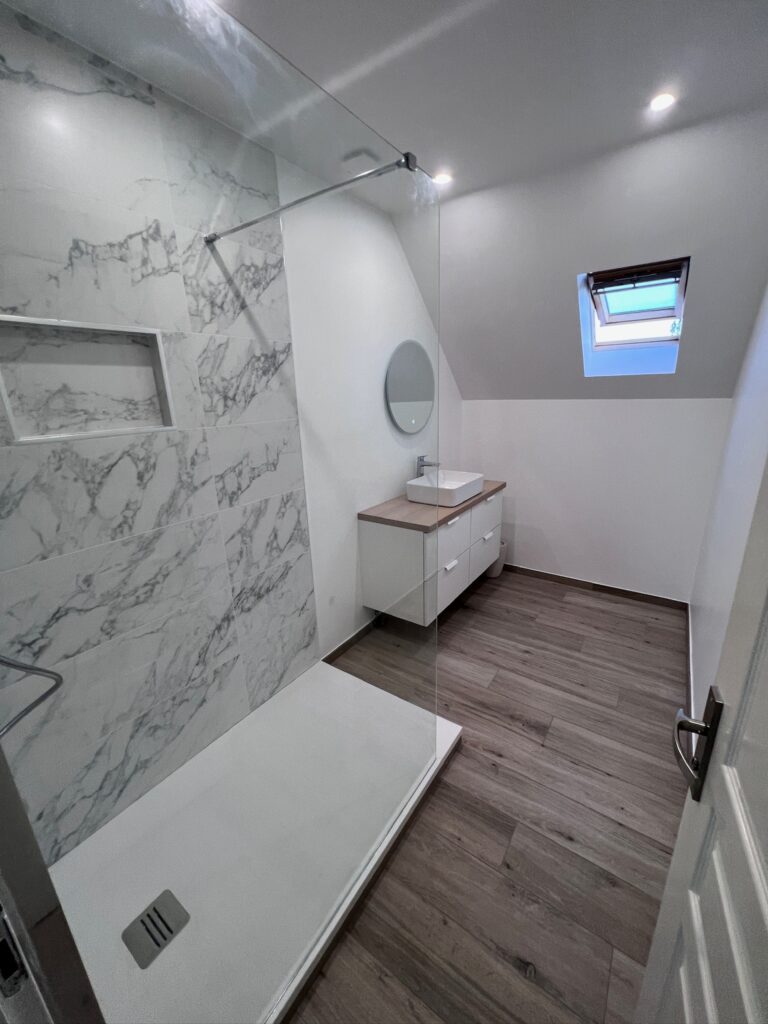 Douche en faïence effet marbre