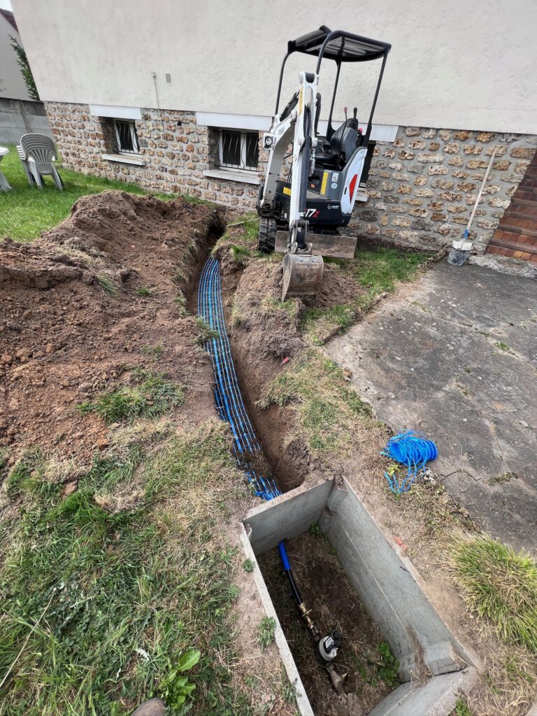 Tranchée de raccordement le long d’une maison