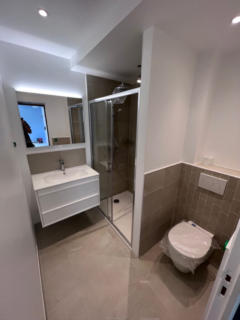 Salle d’eau rénovée avec douche et WC suspendu