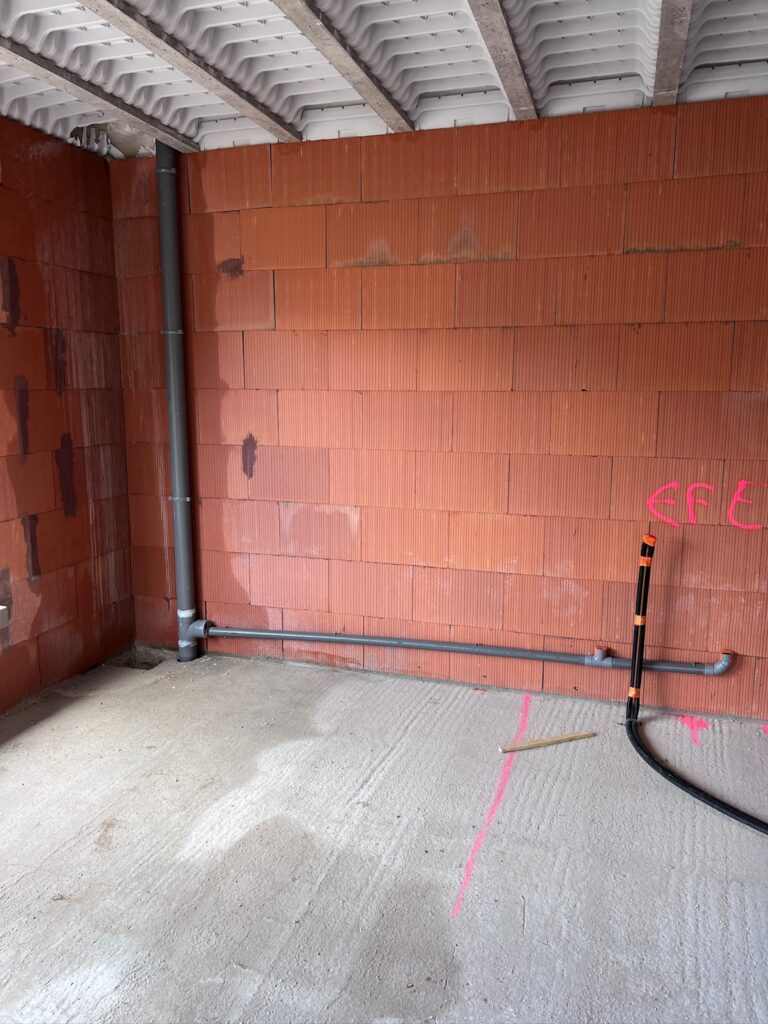 Rénovation intérieure, pièce en briques avant finitions
