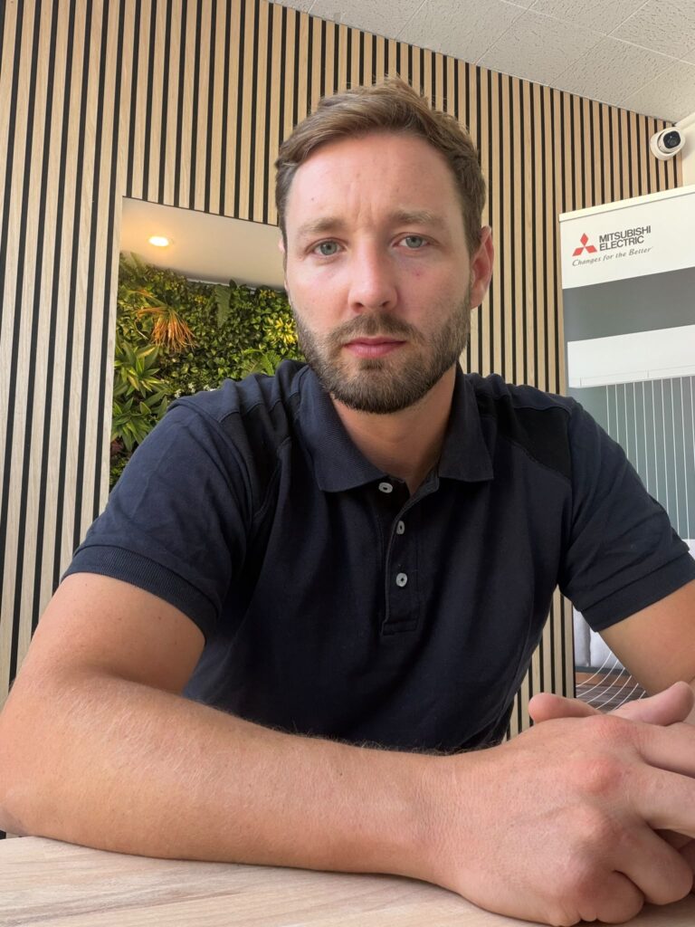 Florian Rault, plombier-chauffagiste, dans les bureaux de Maison Rault